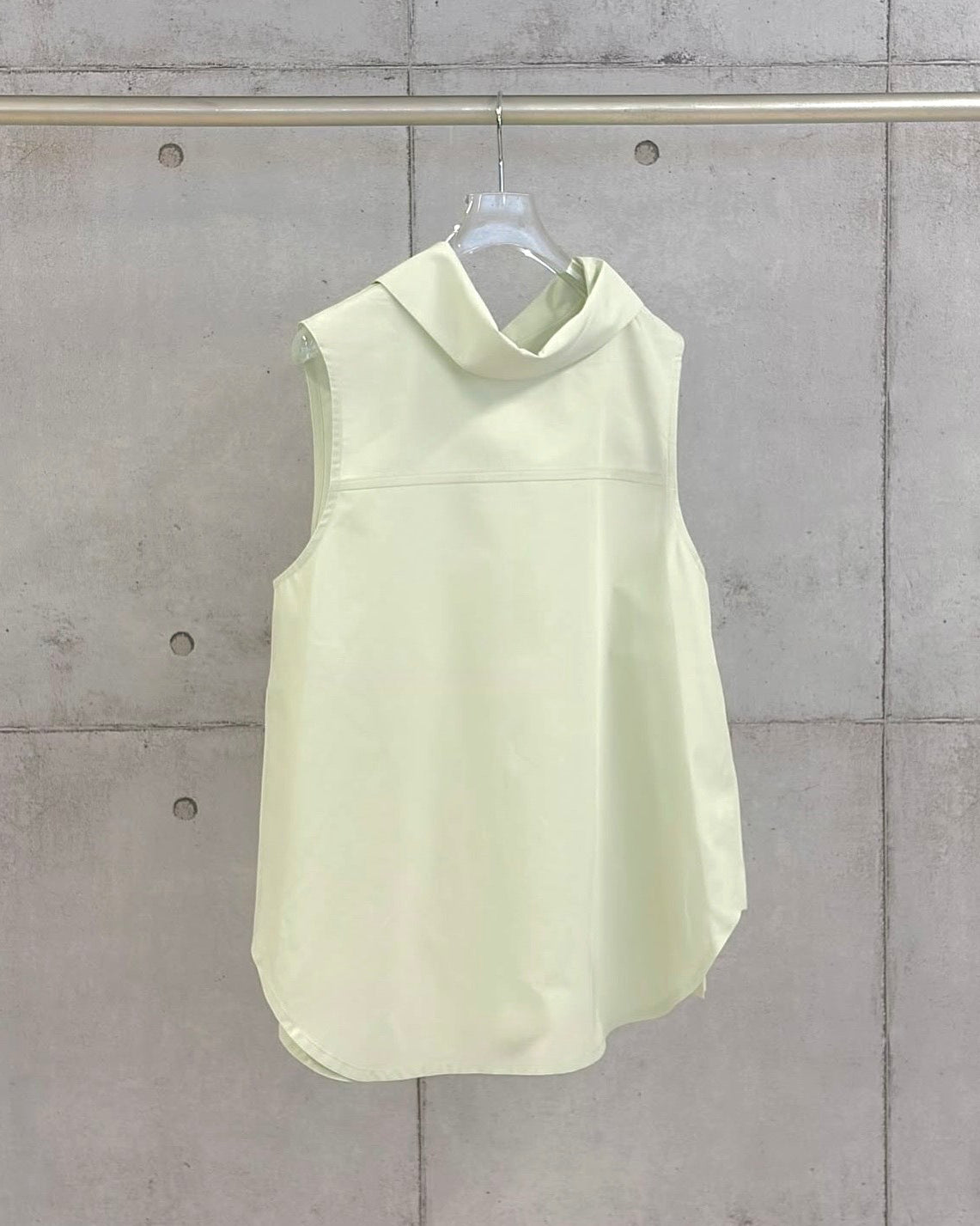 high neck nosleeve blouse