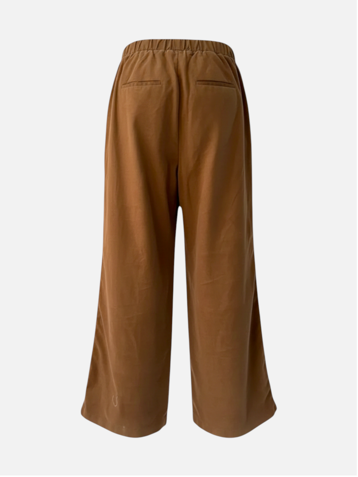 vaneum officialのブラウンのコーデュロイワイドパンツ。ウエストゴム仕様でゆったりとしたシルエットのバックスタイル。