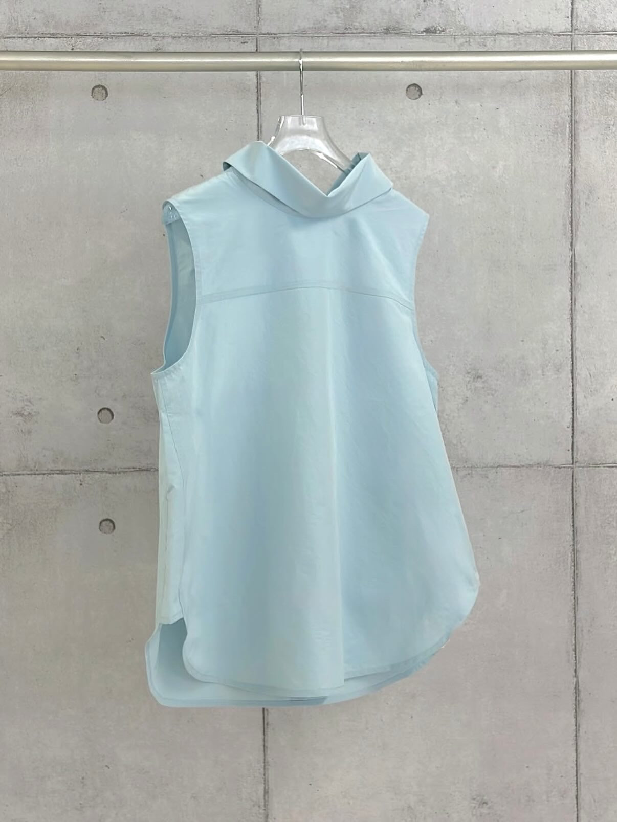high neck nosleeve blouse