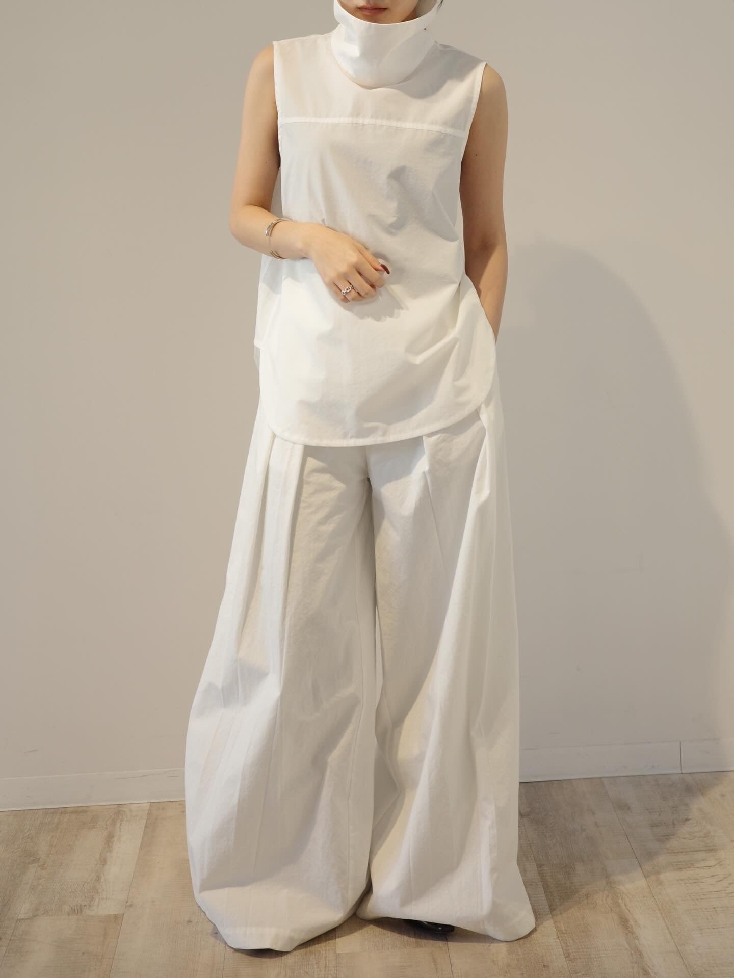high neck nosleeve blouse