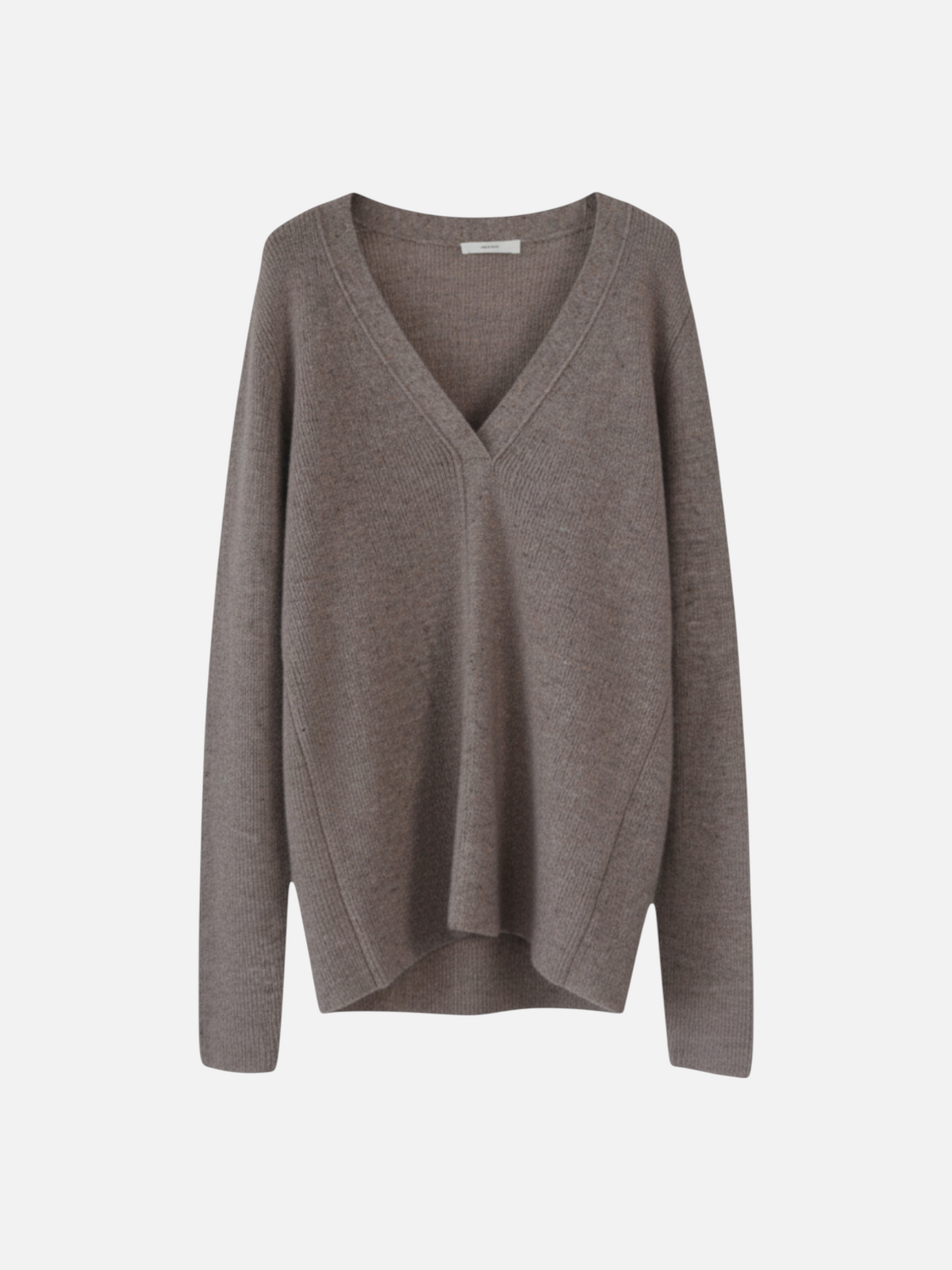 vaneum officialのブラウンカラーのカシミア100％Vネックニットプルオーバー。なめらかで上質な質感が特徴の洗練されたデザイン。