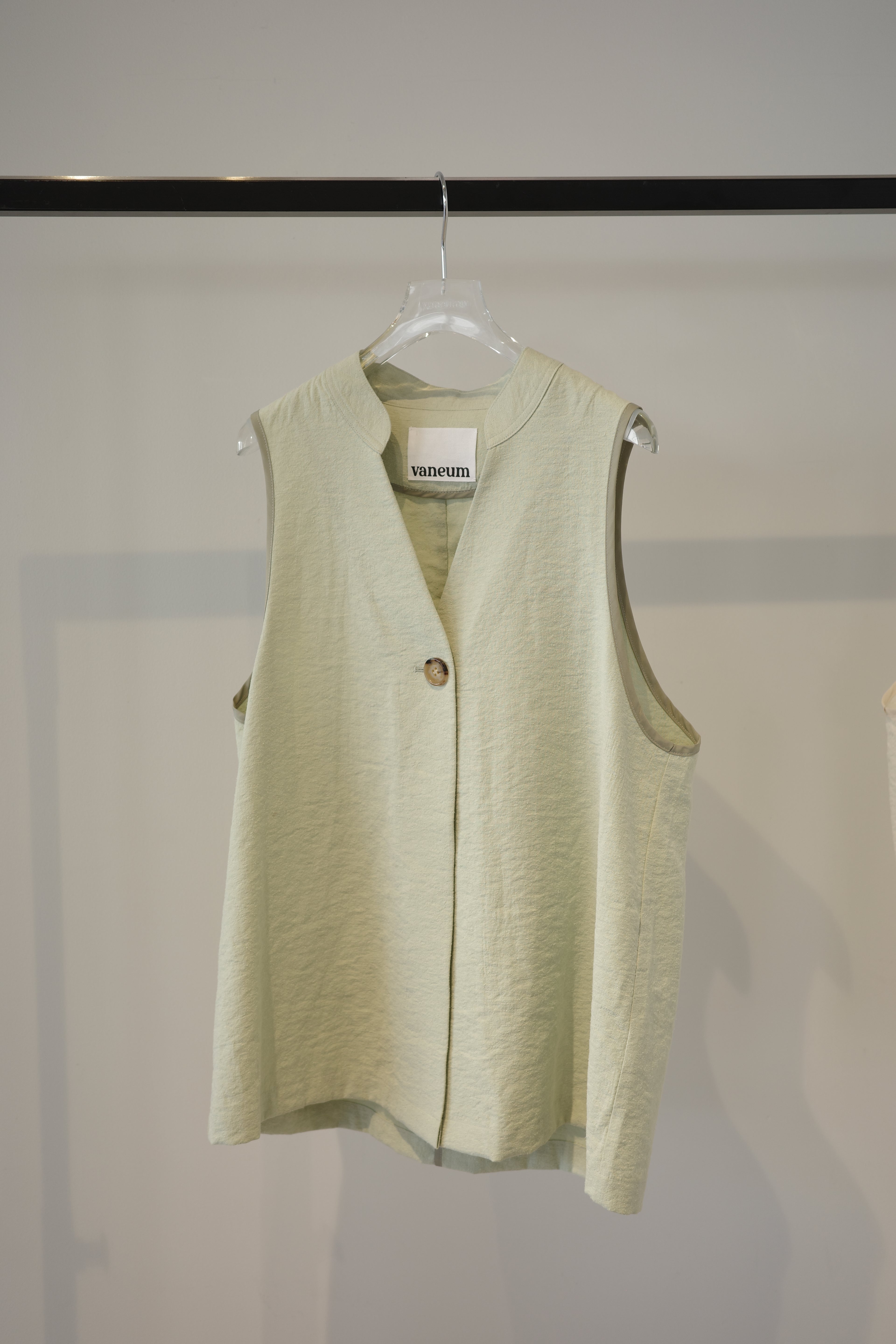 arrange neck vest