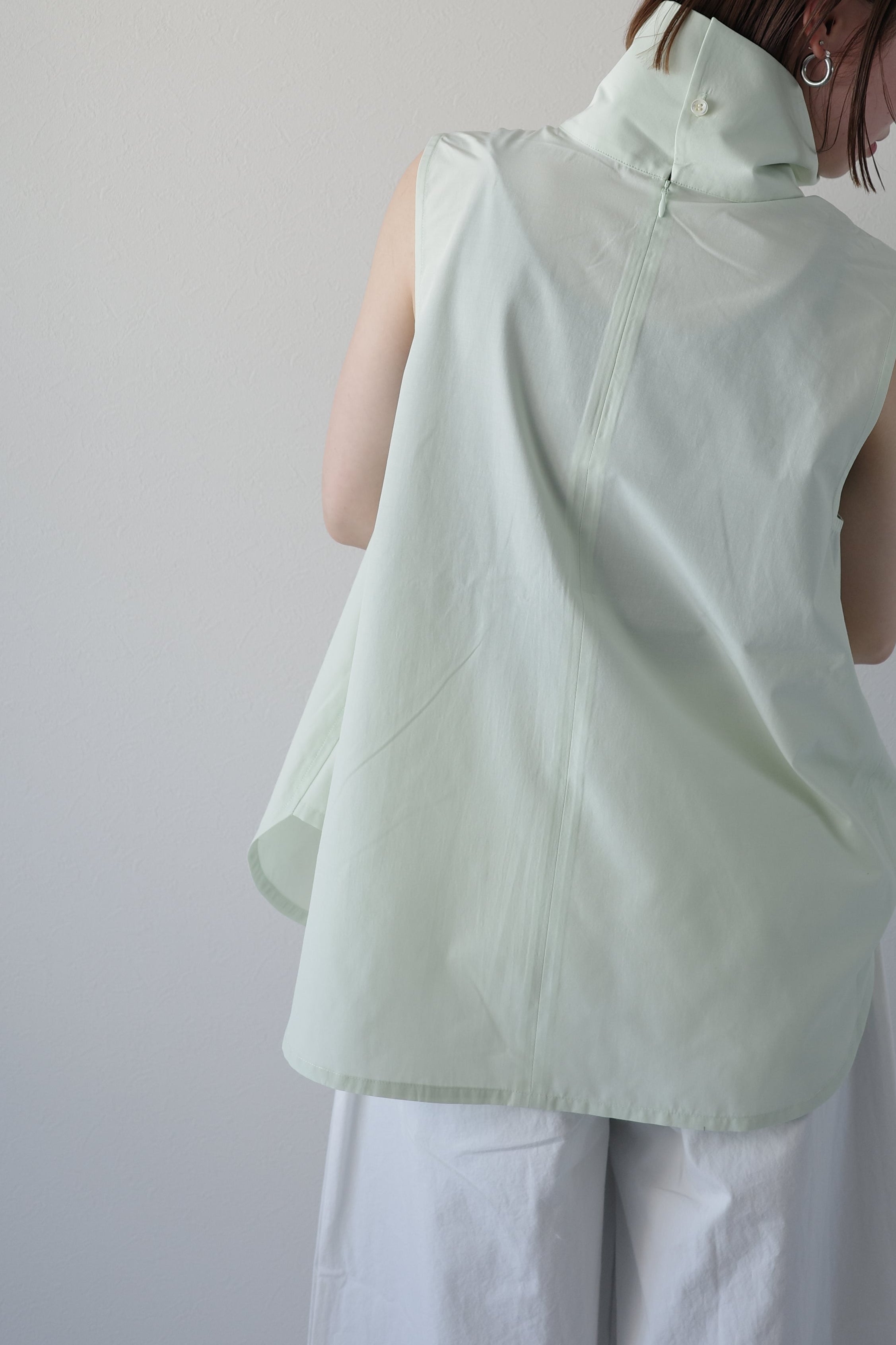 high neck nosleeve blouse
