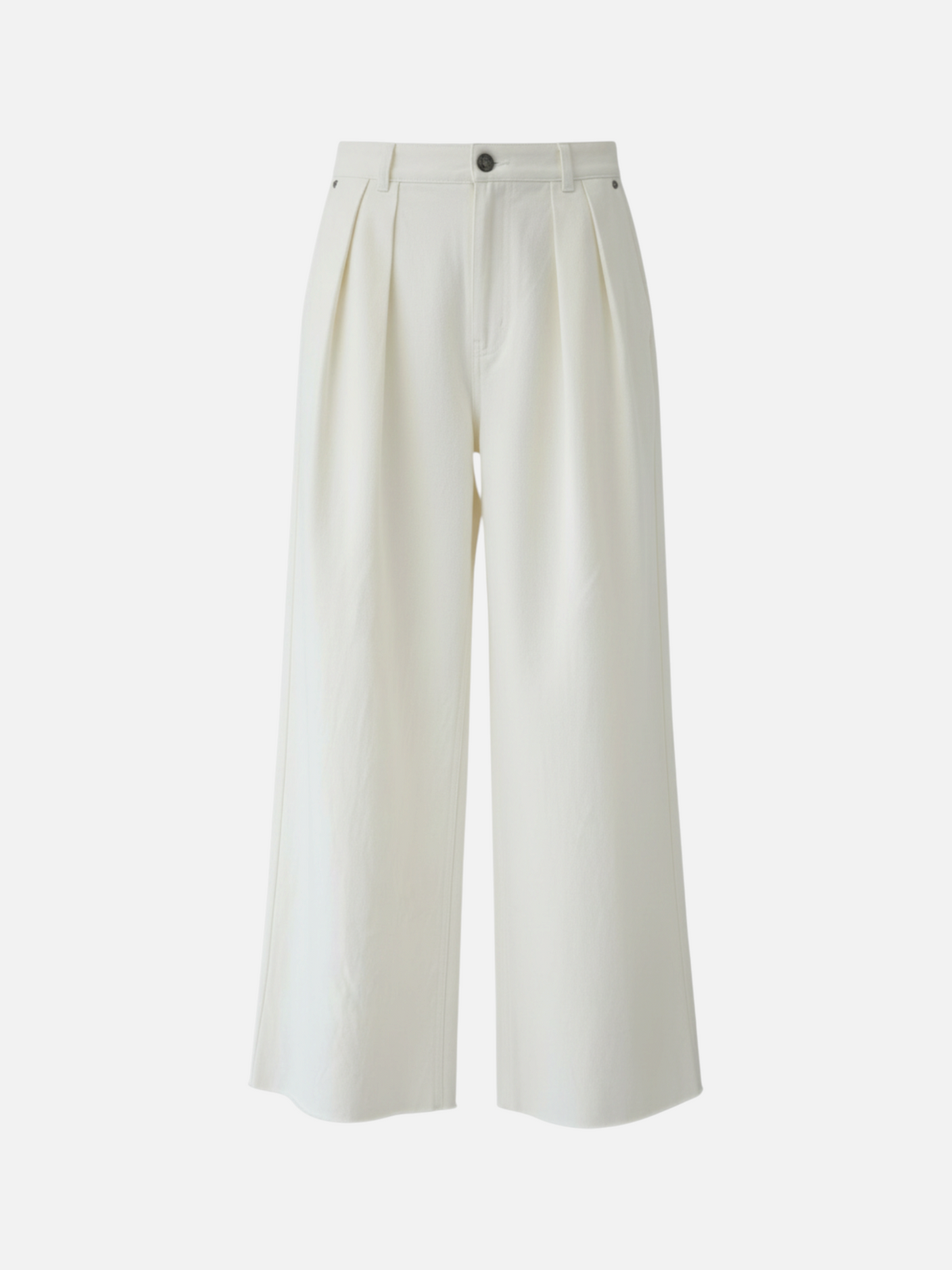 vaneum officialのホワイトデニムタックパンツ。ワイドシルエットで裾は切りっぱなしのデザイン。