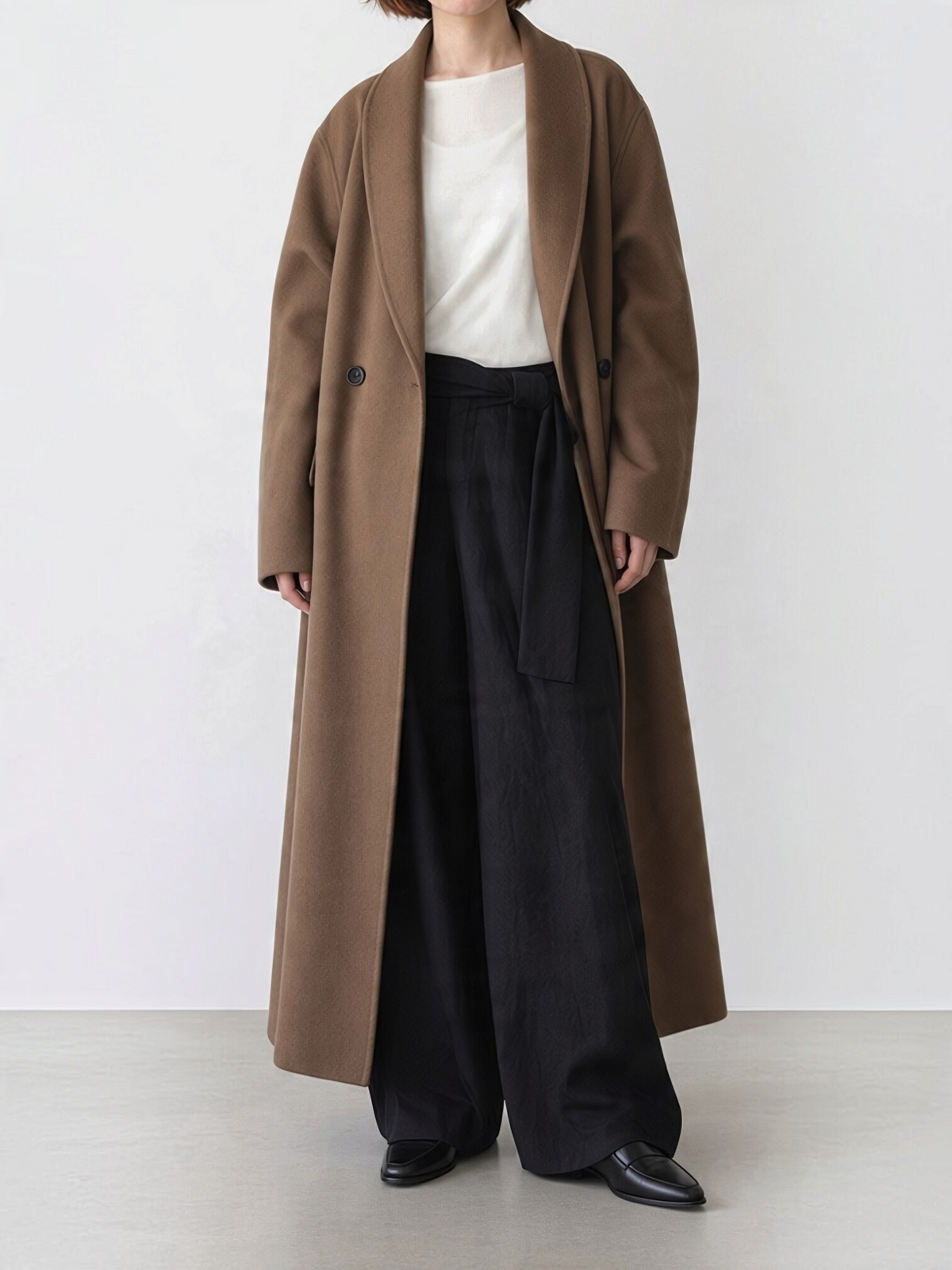 vaneum officialのブラウンのウールロングリバーコート。ミニマルなデザインで水牛の角ボタンが特徴のショールカラーコート。